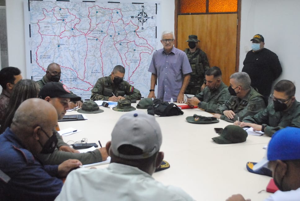 Todo nuestro equipo de trabajo se encuentra desplegado para la prevención de riesgos ante la llegada del Ciclón Tropical. Alcaldes, alcaldesas, Protección Civil, Bomberos, Organismos de Seguridad en perfecta unión cívico-militar-policial para trabajar por el pueblo.
