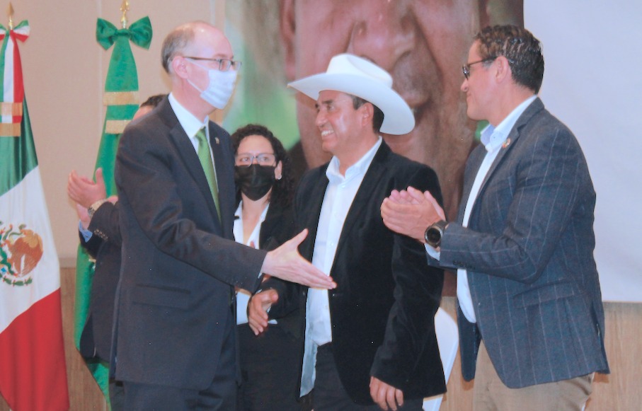 ConEsequiel's tweet photo. Firma de convenio ONU a través del centro internacional para la administración sostenible de recursos proyecto para dar bienestar y soluciones urgentes a la producción de alimentos y cambio climático @cepal_onu @FIRA_Mexico @el_BID @EdomexSocial @GobiernoMX https://t.co/LBtJ51IBa1