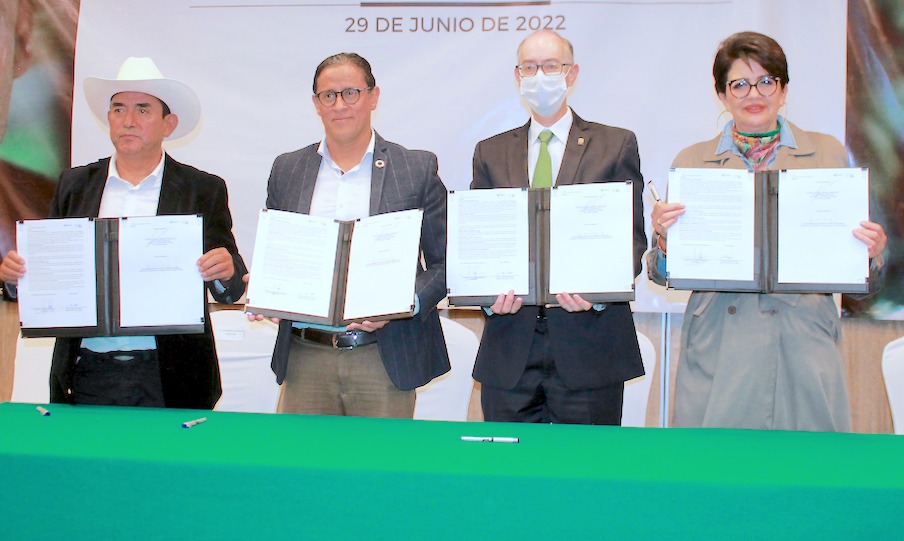 ConEsequiel's tweet photo. Firma de convenio ONU a través del centro internacional para la administración sostenible de recursos proyecto para dar bienestar y soluciones urgentes a la producción de alimentos y cambio climático @cepal_onu @FIRA_Mexico @el_BID @EdomexSocial @GobiernoMX https://t.co/LBtJ51IBa1