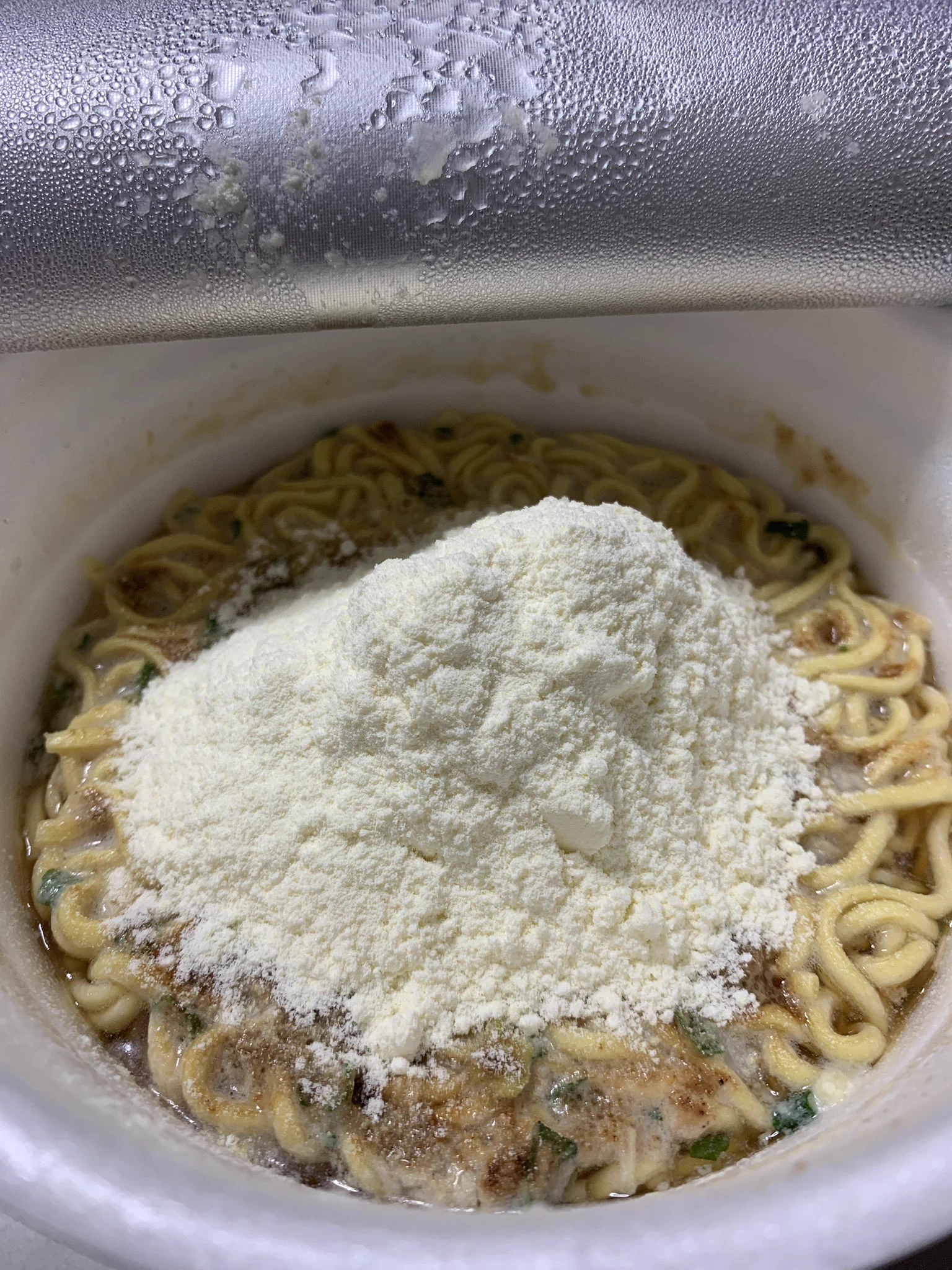 入れ方が斬新！たんぱく質20gが入っているカップ麺。