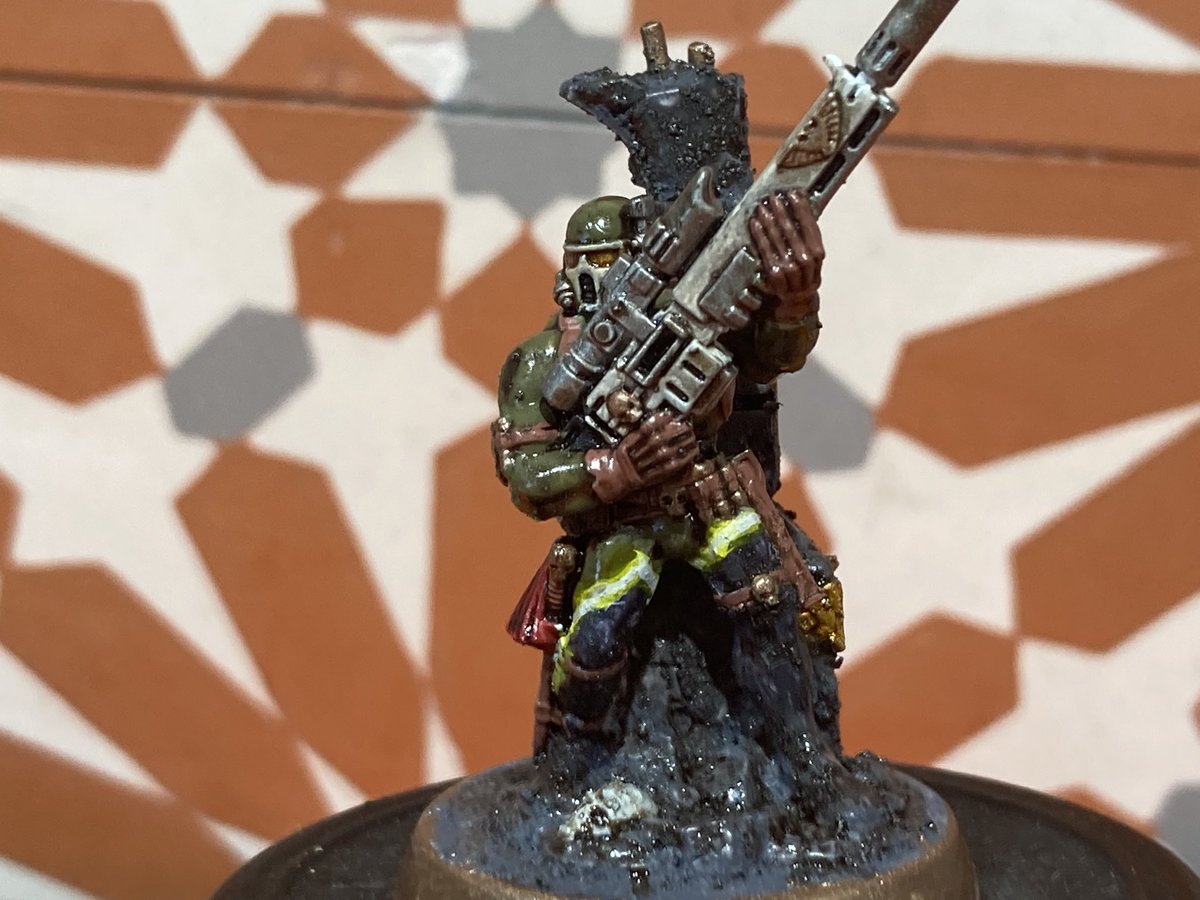#PaintingWarhammer 
Decided to challenge myself a bit by adding a little special touch to my new Vindicare. For a first go with no experience using technicals, the half-cloaked effect is very satisfactory. I think it turned out.