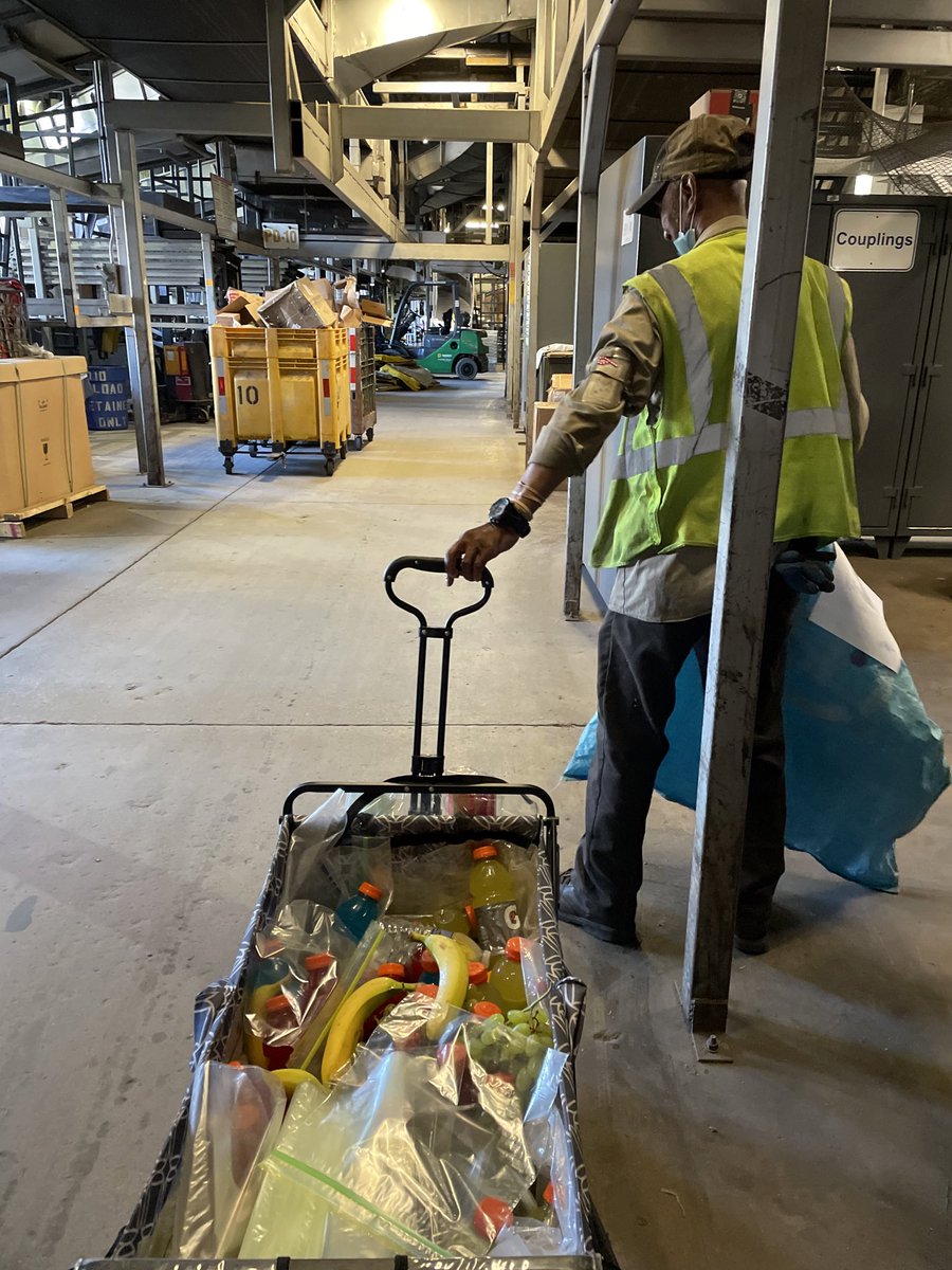 His time, his money, his wagon of treats; THIS is what happens at Jefferson Street! Brown to the core. Thanks Ken for sharing your wagon of 😎. #ProudUPSers #UPSerShoutOut #UPSThanks @UPSers @CraigW9880 @CarolBTome @UPS_earthcityPL @jrindafernshaw @KimMitc65731396