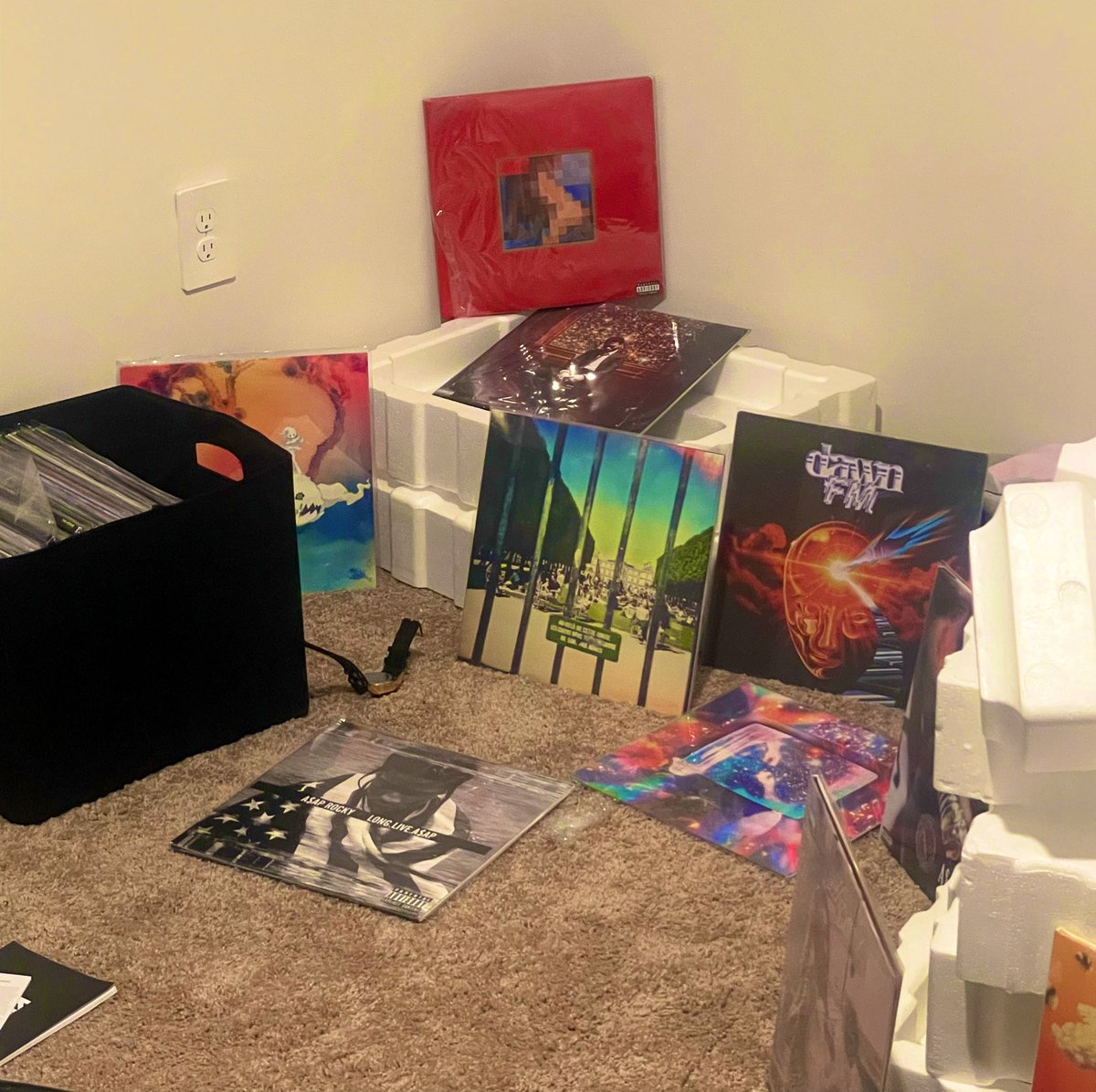 CesarE0423's tweet photo. I’m excited to get back into collecting records again! Got 2 today @SoundExchange. Wait at see what else I have coming!✍🏽 #Music #Records #Vinyl #Amplifier @kalaanastasia17 #iloveyou💞 https://t.co/q30hpdKwpN