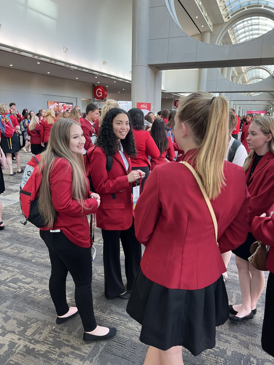 HeightsFACS's tweet photo. @HeightsHSusd259 FCCLA trading pins and networking 2022 @NationalFCCLA Leadership Conference. Opening session begins in 10. 6,000+ members strong! #FLCNLC https://t.co/xtaR8F94Wv