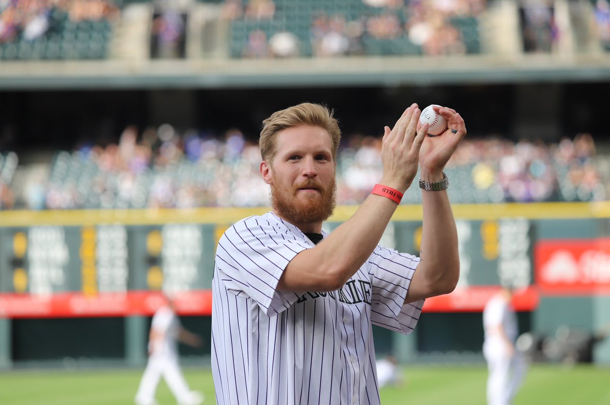 Avalanche's tweet photo. First pitch: ✅
Nowwwww play ball!

#GoAvsGo https://t.co/fjrF1Mf4pm