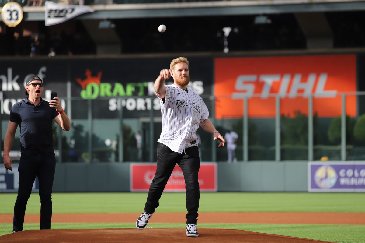 Avalanche's tweet photo. First pitch: ✅
Nowwwww play ball!

#GoAvsGo https://t.co/fjrF1Mf4pm