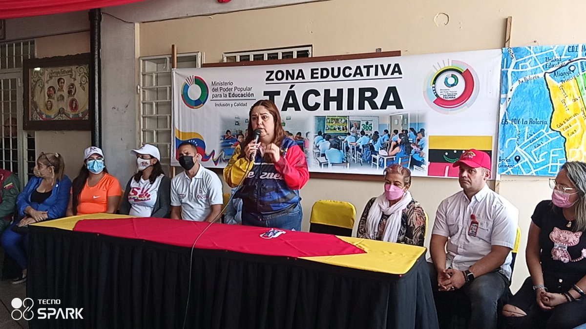 CDCETachira's tweet photo. Directora de #ZET @Berzabethg1 comunica a todo el personal de supervisores y directores de planteles escolares públicos y privados, que este jueves 30/06 se reanudan las clases en todo el estado Táchira, de acuerdo a lo anunciado por el Presidente @NicolasMaduro https://t.co/rjltS1Y6V7
