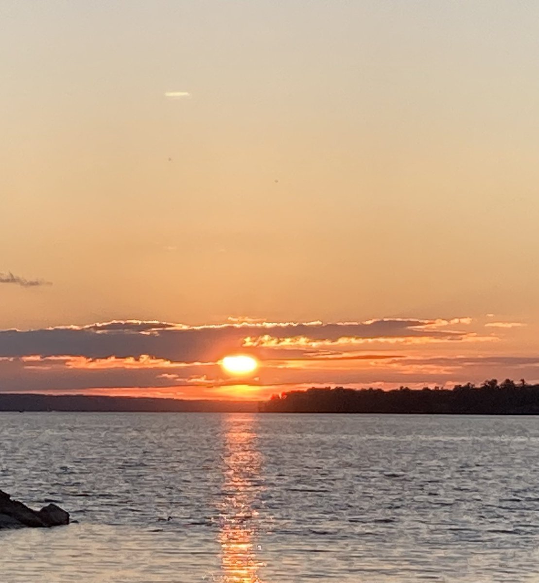 JillMSkinner's tweet photo. Another beauty day comes to an end. #Ottawa Think this might be a gr8 place to be this weekend. #BritanniaBeach that is #CalmAfterTheStorm and hereβs to #CanadaDay2022 being #Calm #Period / #Calme #PointFinale https://t.co/s7oHisJjVu