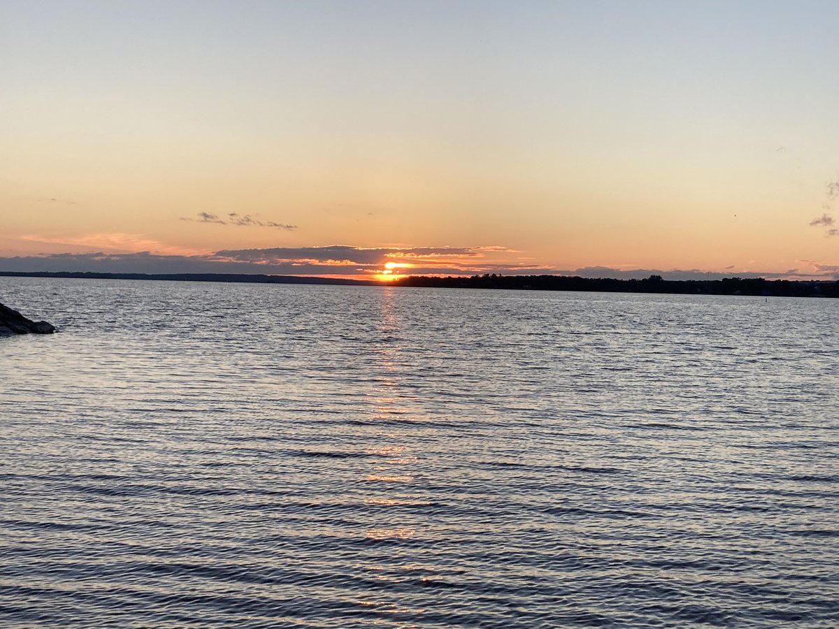 JillMSkinner's tweet photo. Another beauty day comes to an end. #Ottawa Think this might be a gr8 place to be this weekend. #BritanniaBeach that is #CalmAfterTheStorm and hereβs to #CanadaDay2022 being #Calm #Period / #Calme #PointFinale https://t.co/s7oHisJjVu