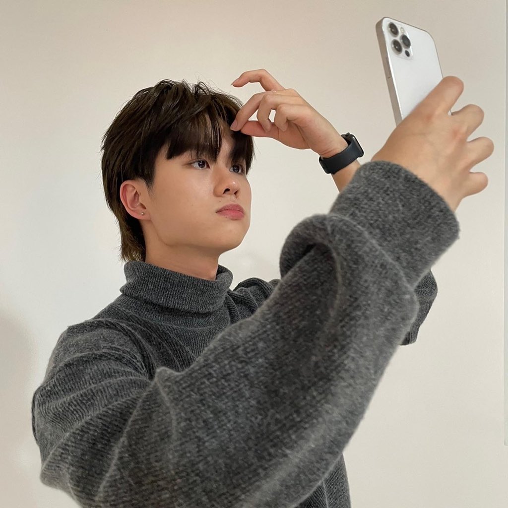 ving0th's tweet photo. happy birthday 🎂 🥳 
hope you have an wonderful day!!  and remember that gomies loves you 💖

#MINHU #민후 #민후_생일_축해 #HAPPY_MINHU_DAY #MINHOODAY https://t.co/Wg3wjtjLP5