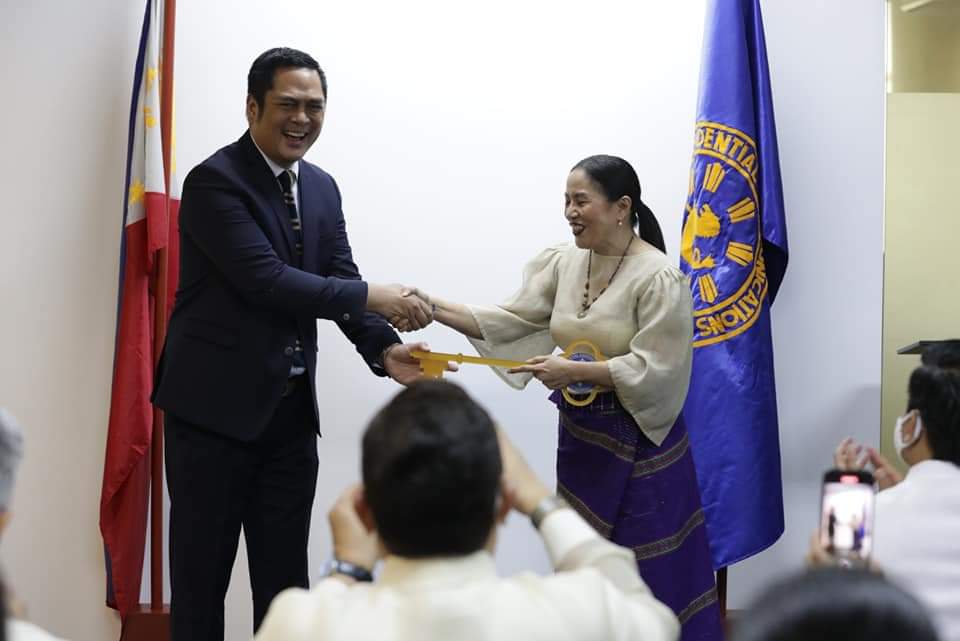 NewBeatPH's tweet photo. TINGNAN | Outgoing Presidential Communications Operations Office Secretary Martin Andanar, pinangunahan ang continuity handover ceremony nitong Miyerkules, Hunyo 29, para kay Secretary-designate Atty. Rose Beatrix "Trixie" Cruz-Angeles at ibang pang incoming officials.

📷: PCOO https://t.co/rxg7EcQzvQ