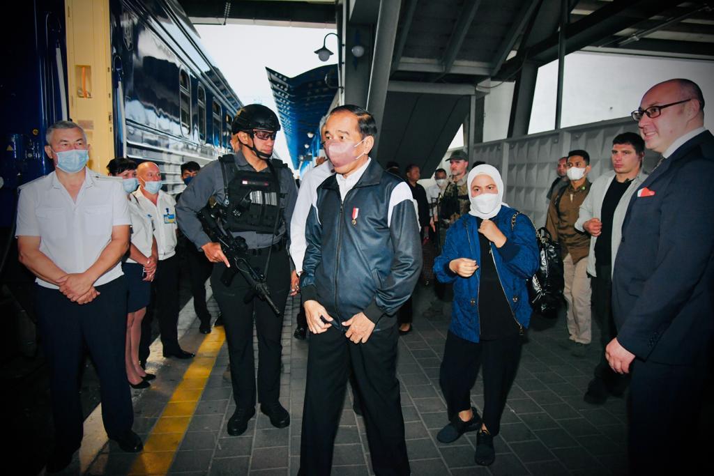 jokowi's tweet photo. Kembali berkereta api menuju kota Przemysl, Polandia, untuk melanjutkan lawatan perdamaian ke Moskow, Rusia. https://t.co/2P11U2yHV0
