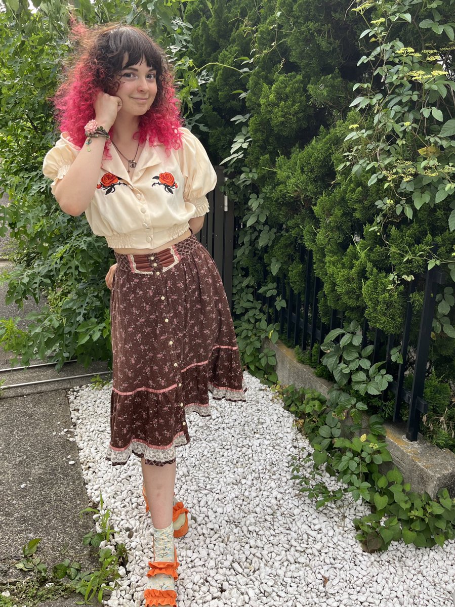 Kind of country vibes with a gunne sax skirt 💕