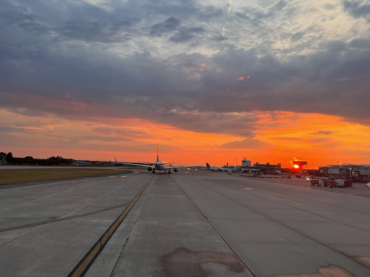 GlobalMedGMS's tweet photo. Beautiful sunset on the taxiway at @iah #Travel #viewfromthewing https://t.co/D7shjn3aMs