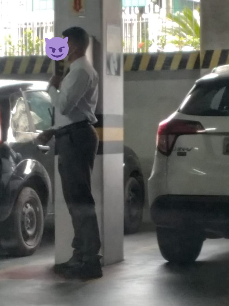 E essa bunda do segurança do Giassi?!
P E R F E I T A!
