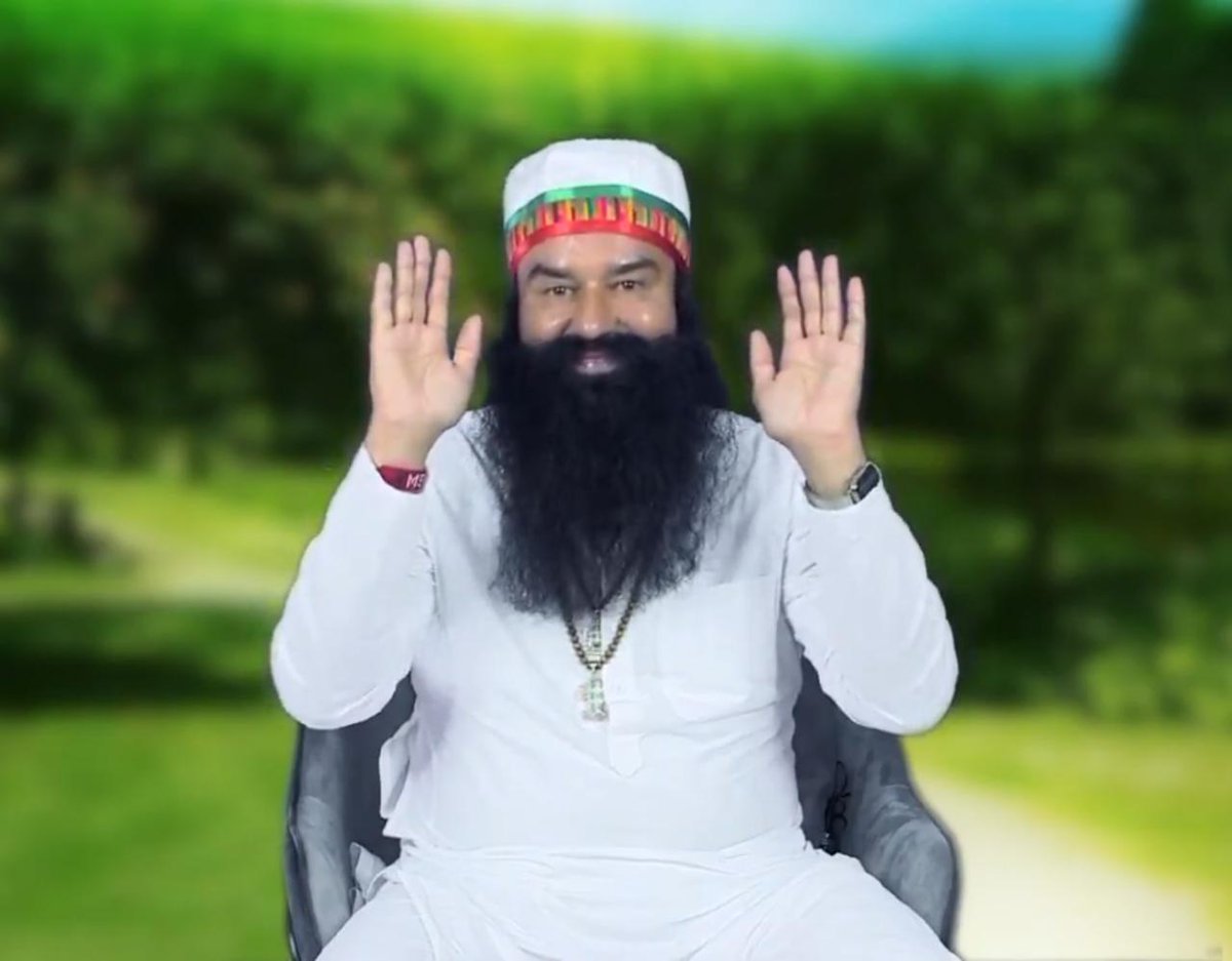 Anita86109666's tweet photo. #Saint Gurmeet Ram Rahim Singh ji comes to his live program every day and is giving very useful tips on how we should live in life. Last night also Guru ji shared the secret of his health with his Dera followers and inspired everyone. #StayHealthy https://t.co/5wuvEadCVA
