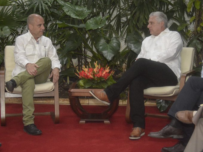 OAnache's tweet photo. @DiazCanelB Este fabuloso intercambio con miembros del grupo solidario de visita en #Cuba desde EEUU, junto a #PuentesDeAmor, es una muestra que #Cuba es apoyada, y también un referente de solidaridad para en el mundo🌏🌎🌍.  #JuntosXCuba https://t.co/5GAGnAGfcc