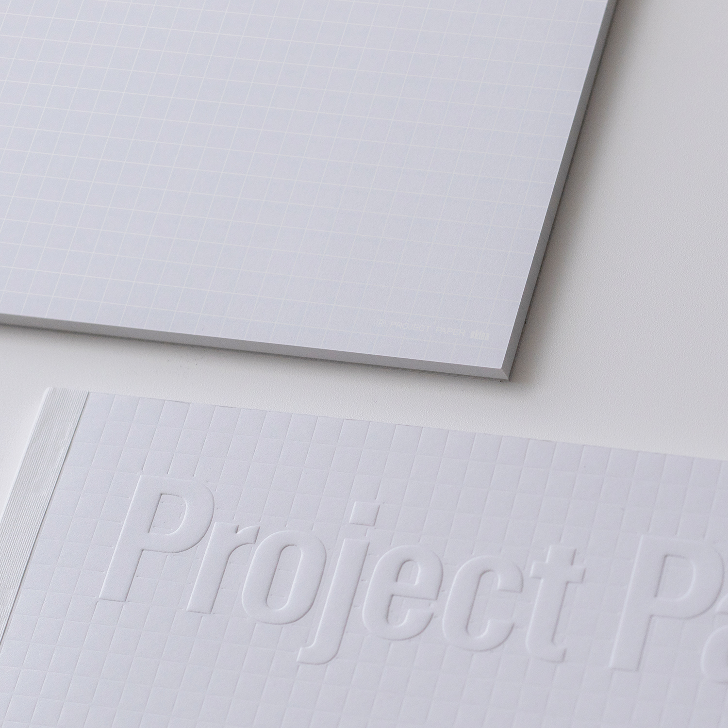 オキナ株式会社 タテヨコ ハーフサイズ 本文は縦罫がブルー 横罫が淡いレッドの罫線になっており ブルーの縦罫線がガイドになり文字がきれいに書く事ができます またコピーすれば横罫線と文字が残る仕様ですので 文字を綺麗に書きたい方に