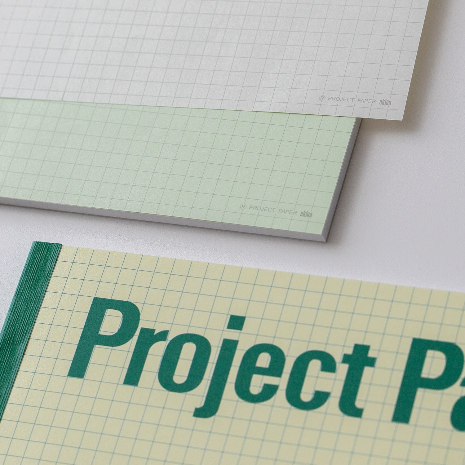 オキナ株式会社 タテヨコ ハーフサイズ 本文は縦罫がブルー 横罫が淡いレッドの罫線になっており ブルーの縦罫線がガイドになり文字がきれいに書く事ができます またコピーすれば横罫線と文字が残る仕様ですので 文字を綺麗に書きたい方に