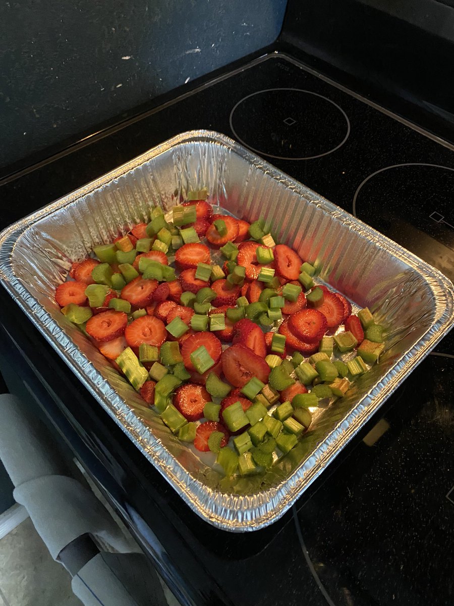 wonbbq's tweet photo. Strawberry Rhubarb Crisp. Apparently when life gives @MahlkeTj rhubarb he makes Rhubarb Crisp 🤤 👊🏽 https://t.co/soCtsgyEZk