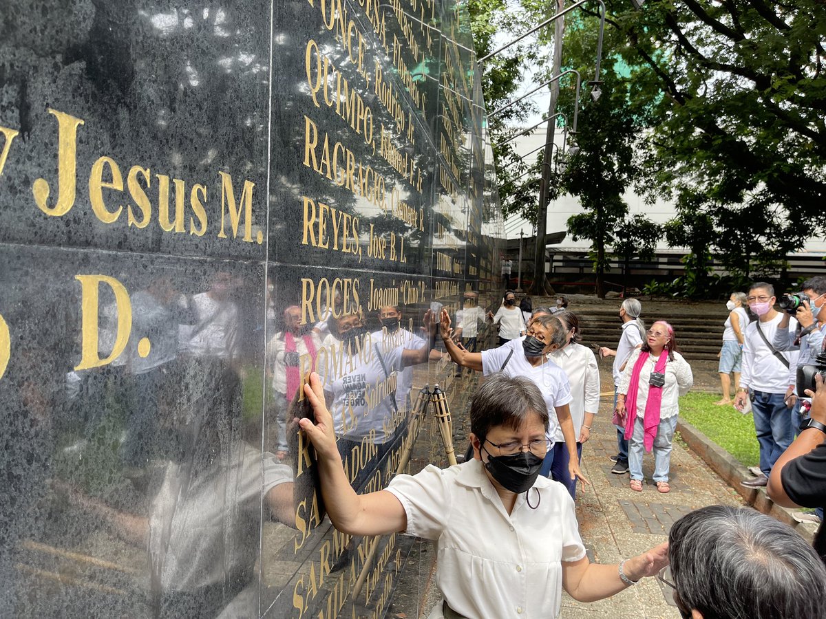 ABSCBNNews's tweet photo. LOOK: Martial law victims and survivors hold oath-taking to guard against tyranny, falsehoods and the trampling of people’s rights and freedoms amid the inauguration of President-elect Bongbong Marcos in Manila today. | via @ZandroDZMM #MarcosInaugural https://t.co/pMXZKdAYUg