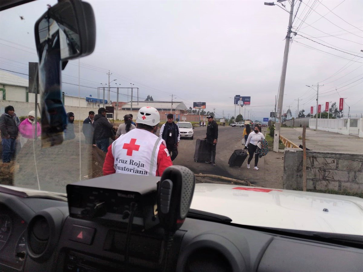 cruzrojaecuador's tweet photo. ✋Impedir el libre tránsito de una ambulancia, la asistencia humanitaria, los primeros auxilios y el abastecimiento de sangre a los hospitales, puede poner en peligro la salud y la integridad de muchas personas que necesitan con urgencia atención y cuidado.  
#NoSomosUnObjetivo https://t.co/9xJf2FL2YR