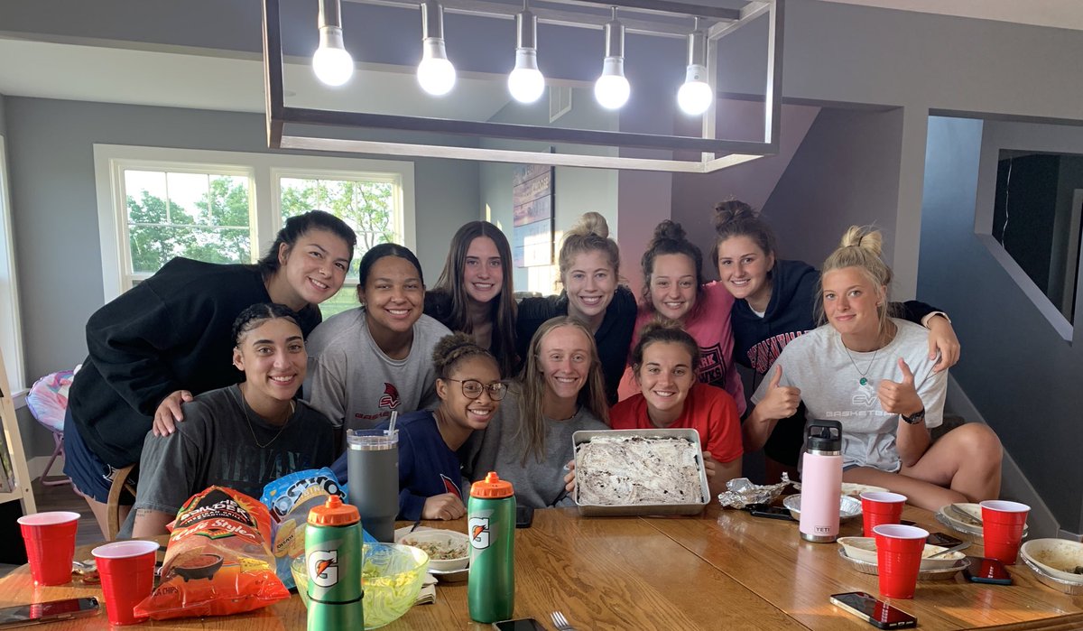 CoachPruettSVSU's tweet photo. True MVPs. Slightly obsessed with this group ❤️ #queens #LuandLo #margaret #TandZ #rachelle #vaeh #vickey #diz #Ty #whatsSaniaasnickname?🤷🏼‍♀️ #jessynothere #butstill❤️ https://t.co/mu5NjqihJl