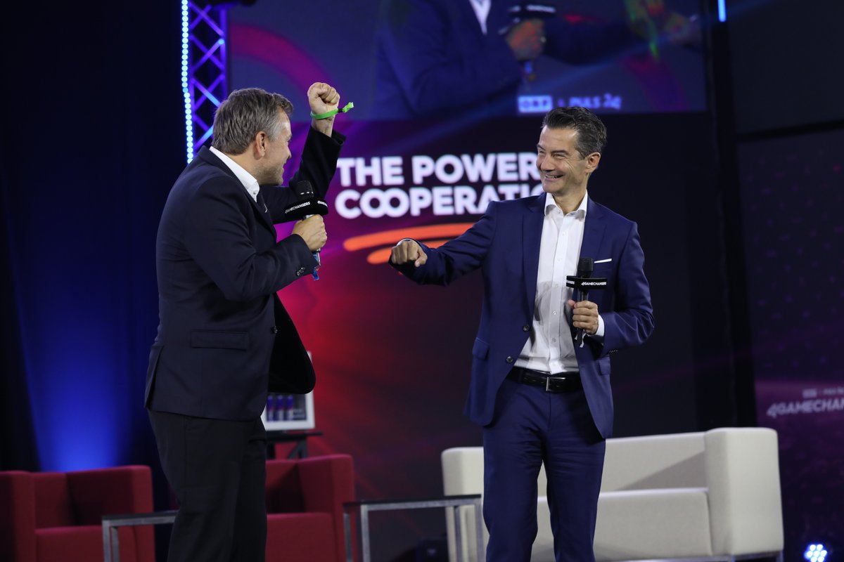 ProSiebenSat.1PULS 4 (@p7s1p4) on Twitter photo High Five von <a href="/orf/">ORF</a> Generaldirektor <a href="/rolandweissmann/">Roland Weissmann</a> und <a href="/p7s1p4/">ProSiebenSat.1PULS 4</a> CEO <a href="/m_breitenecker/">Markus Breitenecker</a> zum großen Finale des heurigen <a href="/4gamechanger/">4GAMECHANGERS</a> Festivals. Mit der #0PowerOfCooperation starten wir heute in den 4GAMECHANGER Tag 🎉🎉🎉
#4gcf22 #4gc #thepowerofcooperation #orf #puls24 High Five von <a href="/orf/">ORF</a> Generaldirektor <a href="/rolandweissmann/">Roland Weissmann</a> und <a href="/p7s1p4/">ProSiebenSat.1PULS 4</a> CEO <a href="/m_breitenecker/">Markus Breitenecker</a> zum großen Finale des heurigen <a href="/4gamechanger/">4GAMECHANGERS</a> Festivals. Mit der #0PowerOfCooperation starten wir heute in den 4GAMECHANGER Tag 🎉🎉🎉
#4gcf22 #4gc #thepowerofcooperation #orf #puls24