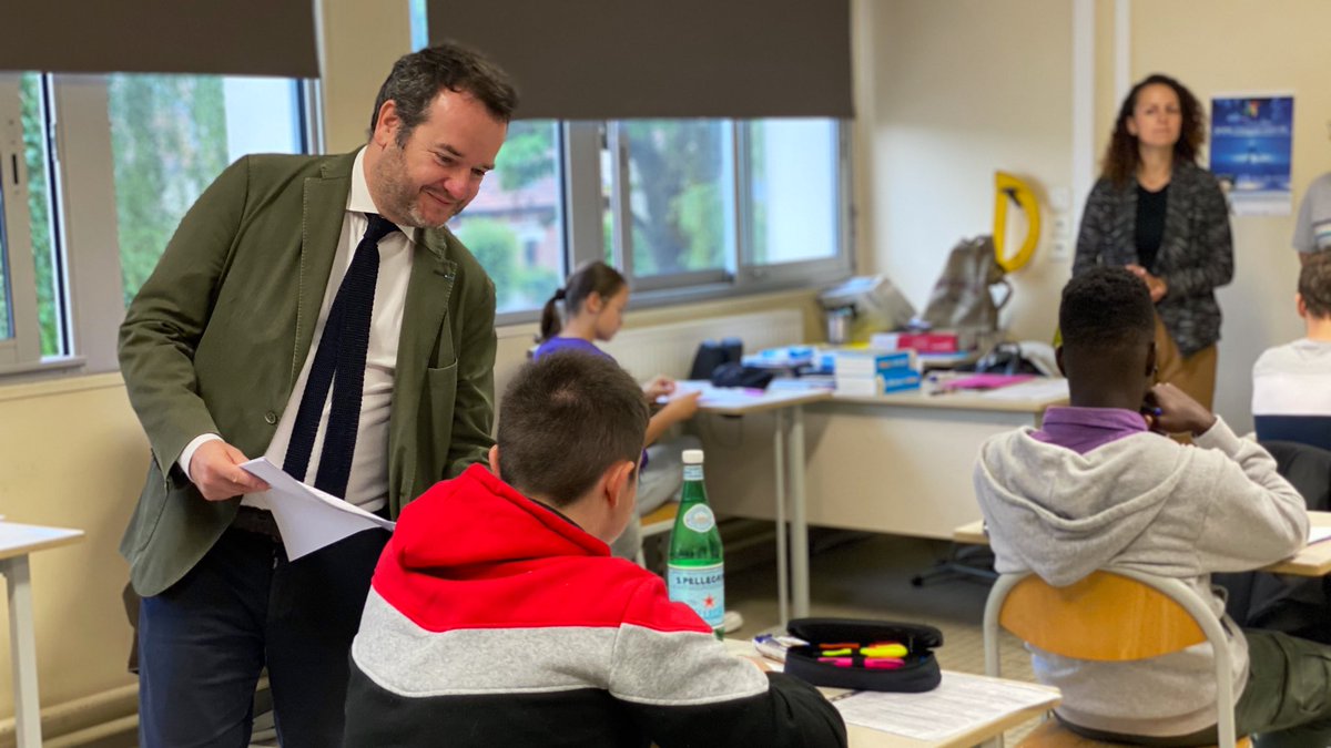 AcAmiens's tweet photo. Top départ du #Brevet2022 pour nos 25000 élèves de 3e !
Français 📙 &amp; maths 📐aujourd’hui,  HG 🌎 &amp; sciences 🧬demain.
Une étape importante dans la scolarité des collégiens qui vivent avec le DNB leur premier examen, sous l’œil attentif de @MullerRaphal4 au collège de Chauny. https://t.co/UGtzujfbe4