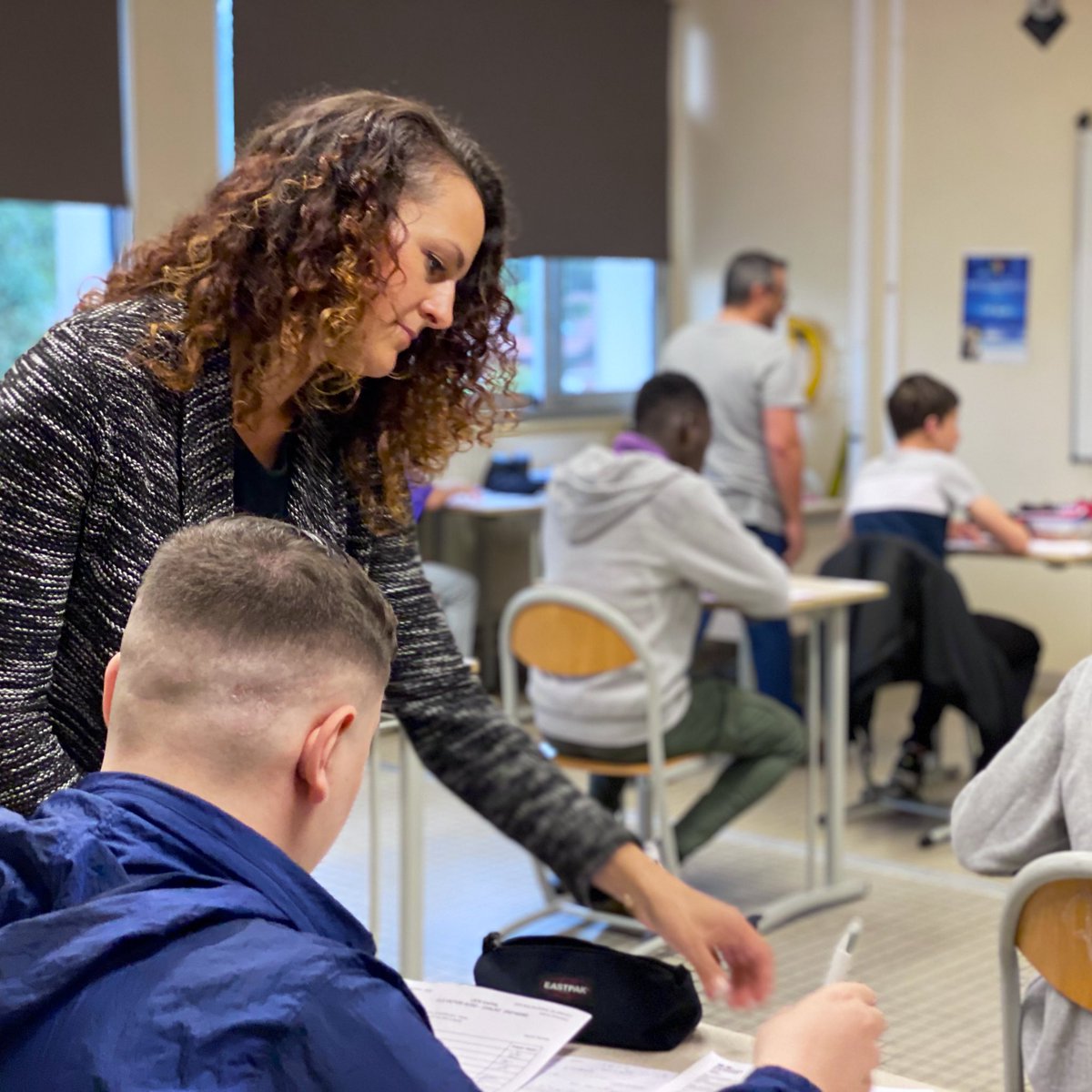 AcAmiens's tweet photo. Top départ du #Brevet2022 pour nos 25000 élèves de 3e !
Français 📙 &amp; maths 📐aujourd’hui,  HG 🌎 &amp; sciences 🧬demain.
Une étape importante dans la scolarité des collégiens qui vivent avec le DNB leur premier examen, sous l’œil attentif de @MullerRaphal4 au collège de Chauny. https://t.co/UGtzujfbe4
