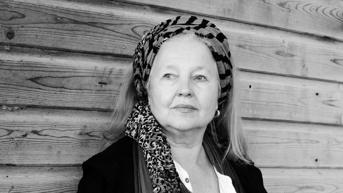 « Mon rapport à la mort est un mélange de vénération et de peur. Maintenant que je m’en approche, je la vois de façon démystifiée. Je voudrais seulement ne pas être un légume. Je souhaiterais la mort volontaire, librement choisie. »
Hanna Schygulla - bit.ly/3u8qi8f