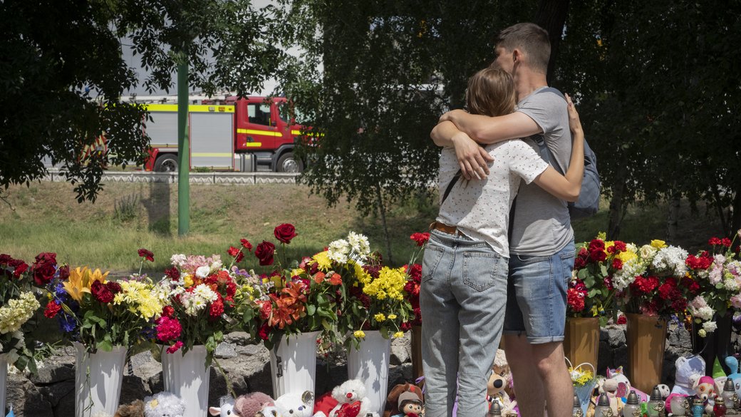ukraine_world's tweet photo. People are laying flowers to honour the memory of all those died in #Krememchuk shopping mall as a result of an attack by Russians on 27 June.

📸AP / Yefrem Lukatskiy https://t.co/GLIx336rO3