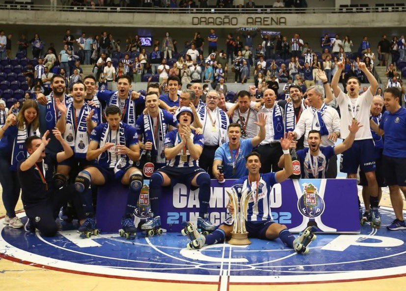 Felicitats <a href="/FCPorto/">FC Porto</a>  pel titol!!! 
Especialment a <a href="/ricardares/">Ricardo Ares Lozano</a> <a href="/EduFarres/">Edu Farrés</a> <a href="/xavimalian1/">Xavi Malian</a>  🏆
Gran detall de <a href="/ricardares/">Ricardo Ares Lozano</a> amb la camiseta de la celebració!! 👏👏
#latevalluitaeselnostreorgull
#sempreeterns #Arnau #Joan
<a href="/Nusafe71/">Nuria-Bocinet de cel</a> <a href="/Vilalta21/">Aina Vilalta</a>  💙🤍