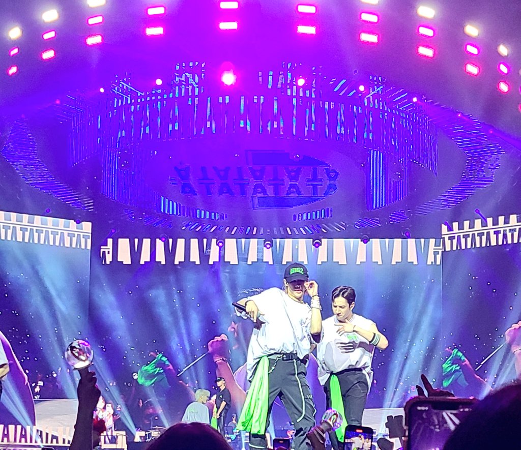 iamtheniko's tweet photo. Did this really happen tonight!?  #STRAYKIDSinNEWARK #StrayKids_2ndWorldTour_MANIAC #SKZ_IN_NEWARK #StrayKids #hyunjin #skz https://t.co/dqCPHVeFto