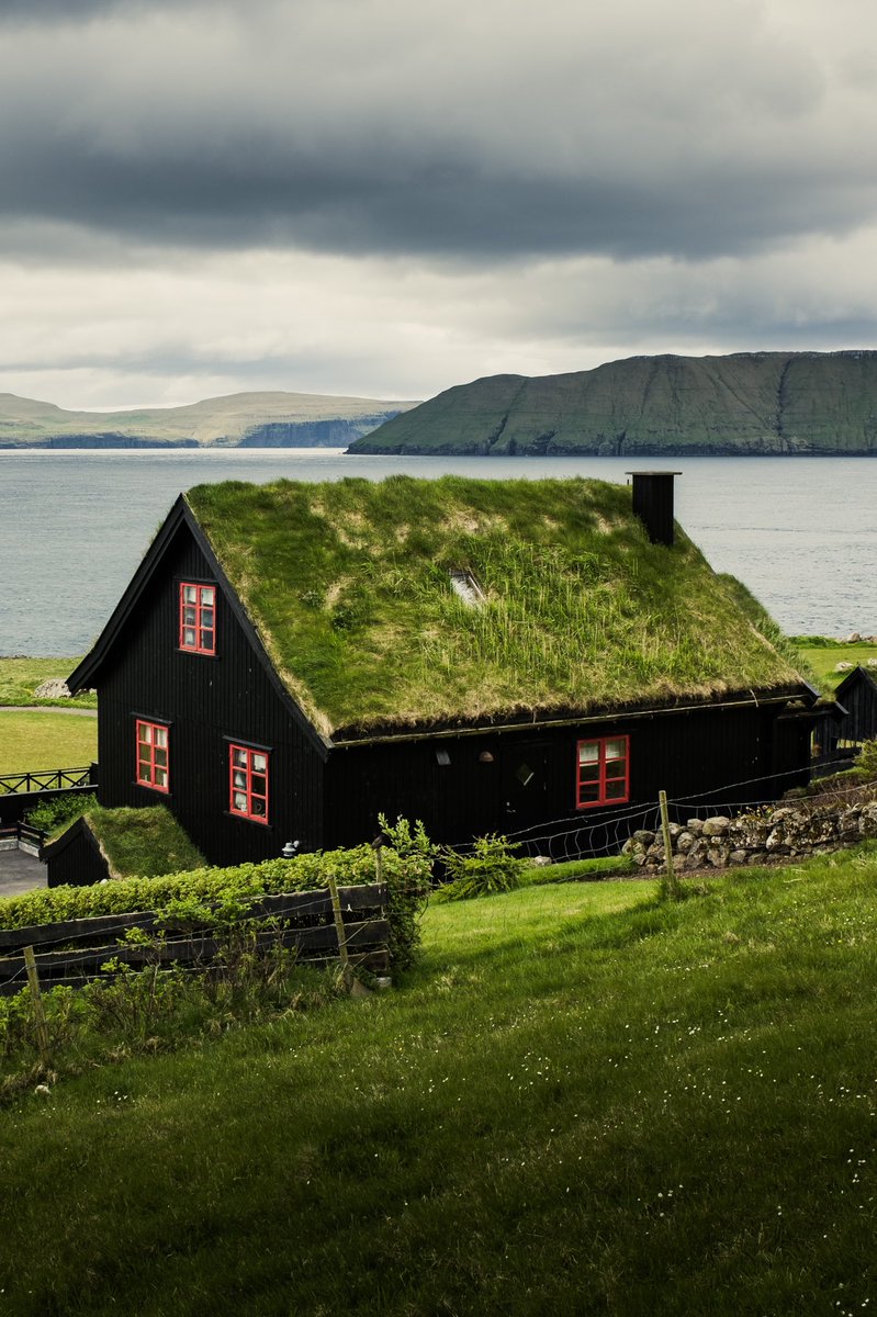 Wanneer je op de Faeröer eilanden bent is dit zeker een dorp wat op je must-visit-list zou moeten staan! reislegende.nl/kirkjubour-fae… <a href="/VisitFaroe/">Visit Faroe Islands</a>