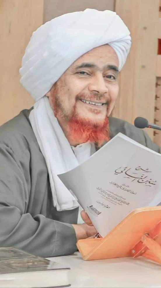 Berkata Imam Syafi'i :

من يظن إنه يسلم من كلام الناس فهو مجنون ،،،
 قالوا عن الله ثالث ثلاثة.. وقالوا عن محمد ساحر... ومجنون ،،،
فما ظنك بمن هو دونهما ؟” فكلام الناس مثل الصخور،
 إمّا أن تحملها على ظهرك "فينكسر"
أو تبني بها برجًا تحت أقدامك فتعلو وتنتصر"!!