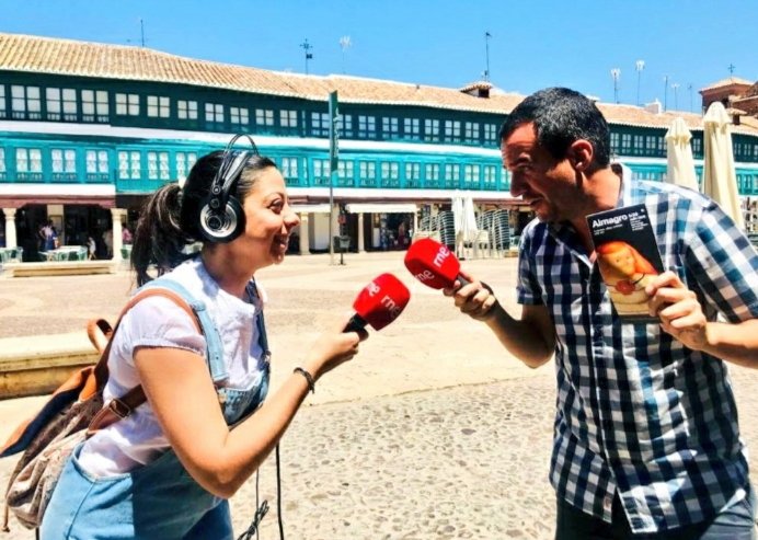 Comienza #FestivalAlmagro: el Corral de Comedias, la Antigua Universidad Renacentista, la Plaza Mayor... Y muchos más espacios y rincones: tan sólo hay que dejarse llevar (este año, Paloma Cortina, en la distancia, dándonos el relevo). Y si hasta el 25 no podéis ir, conectad #RNE
