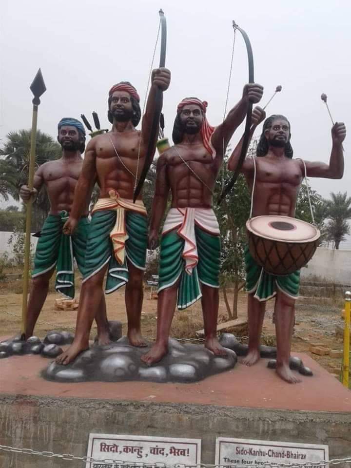 #हूल_जोहार 
'संथाल विद्रोह' के द्वारा अंग्रेज़ों को भारी क्षति उठानी पड़ी थी। सिद्धू तथा कान्हू दो भाइयों के नेतृत्व में 30 जून, 1855 ई. को वर्तमान साहेबगंज ज़िले के भगनाडीह गांव से प्रारंभ हुए इस विद्रोह के मौके पर सिद्धू ने घोषणा की थी- करो या मरो, अंग्रेज़ों हमारी माटी छोड़ो।