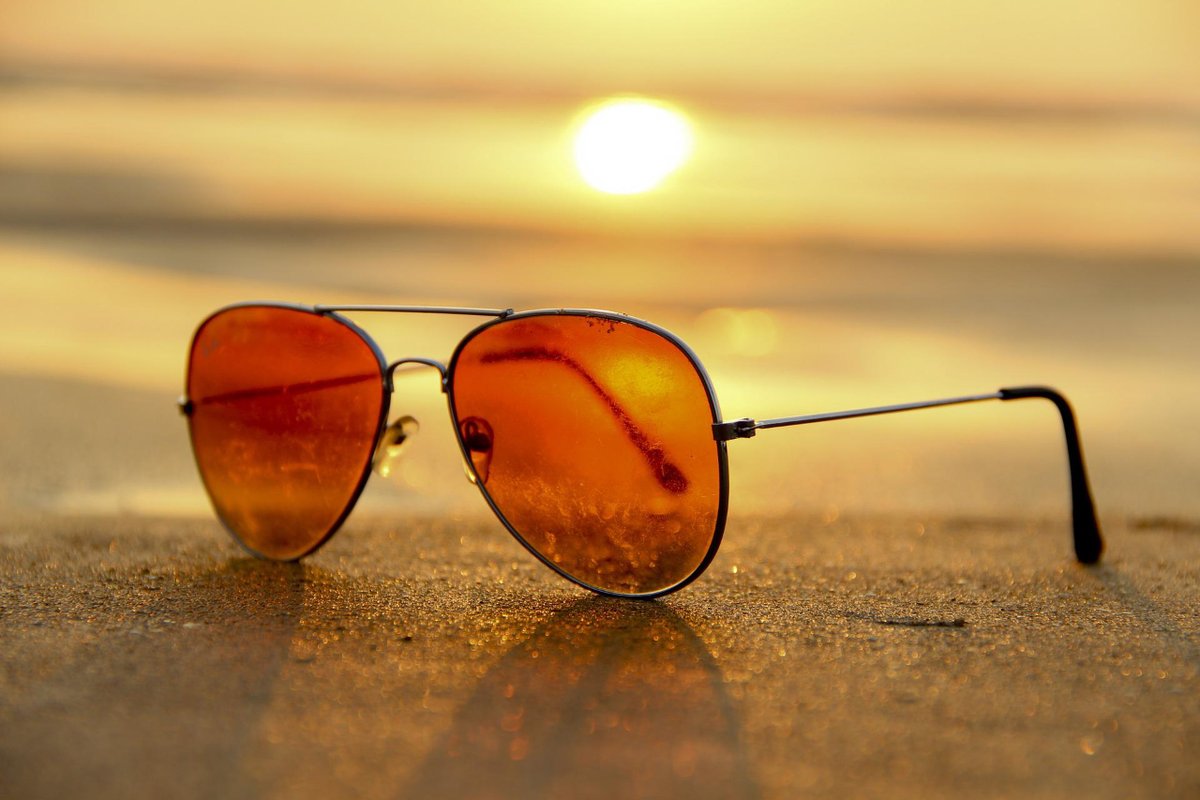 SCQ_Centro's tweet photo. ☀️ Ei, prepárate que xa estamos no verán ❗ Protexe os teus ollos do sol e loce os mellores looks 🕶️ grazas ao #comerciolocal do #EnsancheSCQ.
👀 Mira que chea de posibilidades: #Tábora, #Holgueras, #AntonioOptica, #OpticaVal... Consulta toda a oferta en https://t.co/L1ylXxYABj https://t.co/fy3Tby1MSz