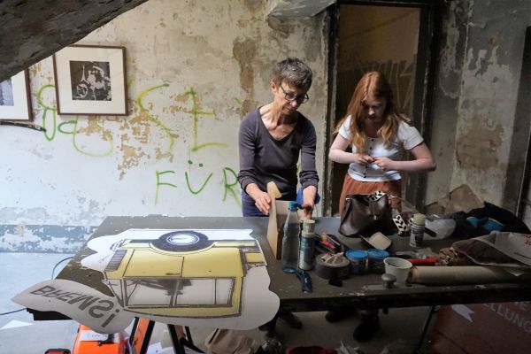 viadrina's tweet photo. 📽️Als wäre das Alte Kino in Frankfurt (Oder) nicht beeindruckend genug, ist ab Samstag auch noch die spannende Schau "Filmriss" in dem verlassenen Gebäude zu sehen. #Viadrina-Studierende haben Fotos, Sounds und Texte beigesteuert. Ein Vorgeschmack:👉🏽https://t.co/TkRC8bgDt4 https://t.co/LJmbLvlfvf