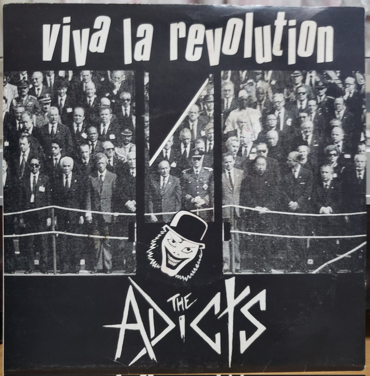 yanchiramo's tweet photo. THE ADICTS / VIVA LA REVOLUTION
1982年　FALLOUT Records　FALL 002
UK　Original
2nd シングル
初期の代表曲ナンバー！
しかし、Photo &amp; back cover layout by Tony James ってなってるんだけど、あのトニー･ジェームスなのか！？
#adicts #punkrock #レコード盤 #パンクロック https://t.co/xq1vJ7jQt9
