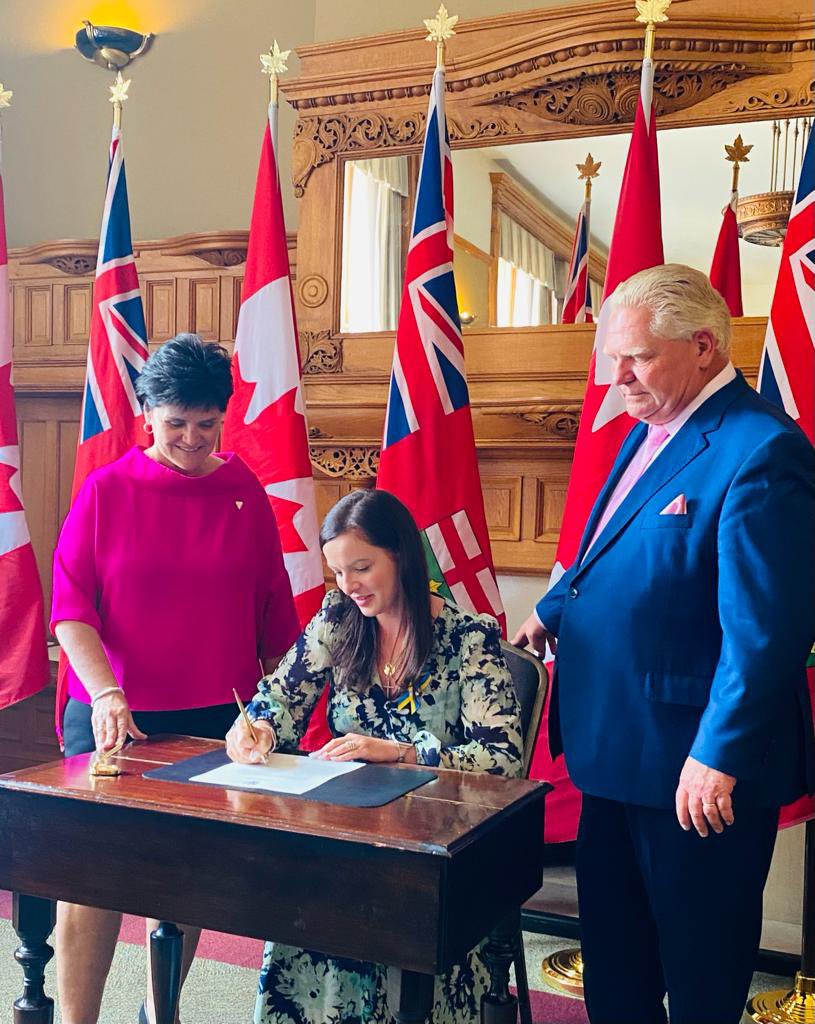 NatKusendova's tweet photo. I’m honoured to be sworn in to be the Parliamentary Assistant to the Minister of Francophone Affairs once again! I am proud of the work we have done for the Francophone community and look forward to continuing our work together with @C_Mulroney ⚜️. https://t.co/pkblpKXVGi