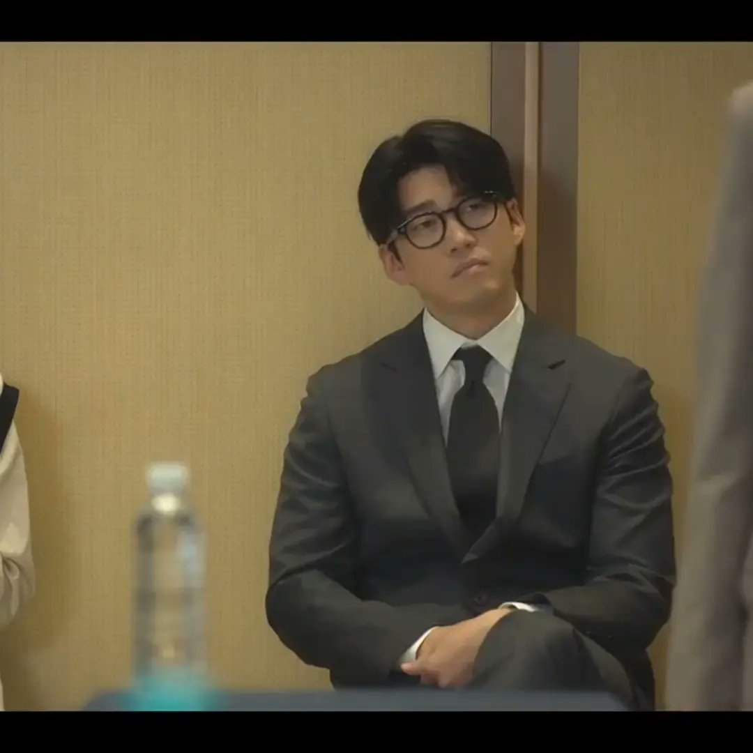 Yoon Kye-Sang wore MOSCOT Lemtosh, Black $300 in Disney+ Drama, Kiss Sixth Sense Episode 1. Cr: http://moscot.com #yoonkyesang #윤계상 #키스식스센스 #kisssixthsense #MOSCOT #모스콧...