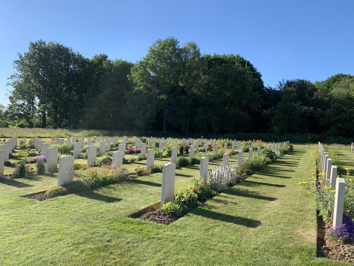 SommeSunsets's tweet photo. Twitter, I need your help! I’m currently tracking down photos of men buried at Thiepval AngloFrench Cemetery. I have 15/61 so far, do you know where I can find others? Please retweet! 
#somme #ww1 #history #fww https://t.co/9KJWZZQOrN