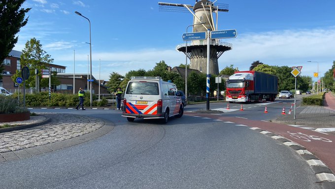 Als gevolg van een ongeluk met letsel is de rotonde aan de #Dorpskade/Heulweg in Wateringen deels afgezet. https://t.co/Yi2g2Xoxll