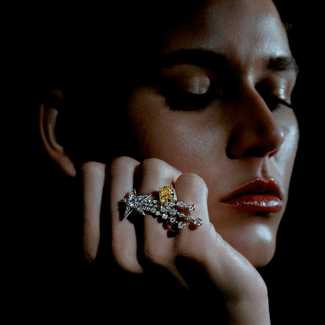 CHANEL's tweet photo. In the new collection designed by the CHANEL Fine Jewelry Creation Studio, the star retains its status as an icon of the House’s jewelry universe. 

#CHANEL1932 #CHANELHighJewelry