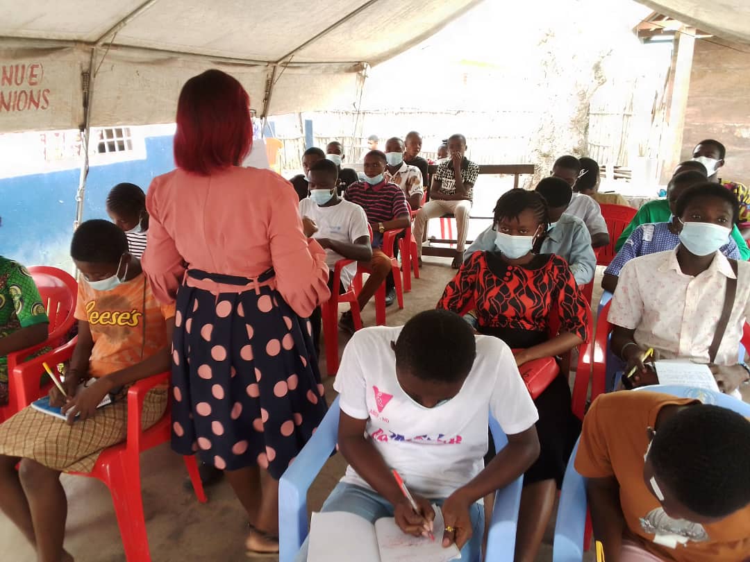 MajRDCongo's tweet photo. #Stop_Ebola: Briefing des jeunes du MAJ #Equateur sur l'Exploitation et Abus Sexuels dans le contexte de la maladie à virus ebola, à WENDJI SECLI, par la secrétaire chargée du programme de la politique de lutte contre l'exploitation et abus sexuels.
#PréventionCombinée https://t.co/eafWiHH4K8