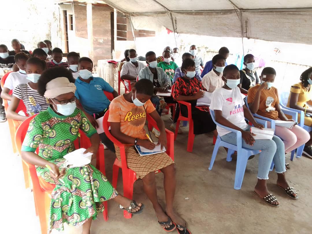 MajRDCongo's tweet photo. #Stop_Ebola: Briefing des jeunes du MAJ #Equateur sur l'Exploitation et Abus Sexuels dans le contexte de la maladie à virus ebola, à WENDJI SECLI, par la secrétaire chargée du programme de la politique de lutte contre l'exploitation et abus sexuels.
#PréventionCombinée https://t.co/eafWiHH4K8