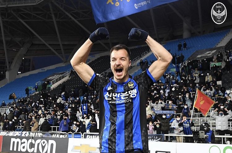 KLeagueEspanol's tweet photo. #OFICIAL 👋
El goleador de la actual #Kleague, Stefan #Mugosa es nuevo jugador del Vissel Kobe de Japón 🇯🇵.
El jugador montenegrino 🇲🇪se unió a Incheon en la 2018 y logró 6️⃣8️⃣ goles y 🔟 asistencias, en 128 juegos a lo largo de cinco temporadas.
¡Gracias por todo, crack! https://t.co/d3OiqcGXv7