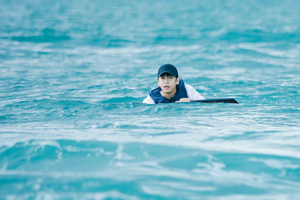 PengYuChangTH's tweet photo. ออกทะเลตอนตี 5 เพื่อชมพระอาทิตย์ขึ้น🌅 ท่องทะเลไม่มีที่สิ้นสุด🏄‍♂️ นักเล่นกระดานโต้คลื่น พร้อมแล้ว!!! #เผิงอวี้ช่าง #PengYuChang https://t.co/JBc3U9Qtql